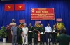 Đồng chí Phan Như Tiếu Nguyên Chủ tịch Hội CCB quận Tân Bình trao kỷ niệm chương cho hội viên