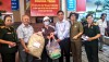 Đại diện Ban Tuyên giáo Thành hội và Ban Dân vận Quẩn ủy trao quà cho hội viên có hoàn cảnh khó khăn