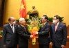 Chủ tịch Quốc hội Vương Đình Huệ tặng hoa Tổng Bí thư sau bài phát biểu khai mạc
