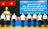 Bí thư Thành ủy TP Nguyễn Văn Nên trao trang thiết bị y tế cho quận Bình Tân và UBND 10 phường để thực hiện công tác phòng chống dịch Covid -19