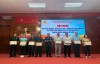 Ông Phạm Văn Tuyến, Chủ tịch Hội CCB quận trao giấy khen cho Tổ TK&VV tiêu biểu