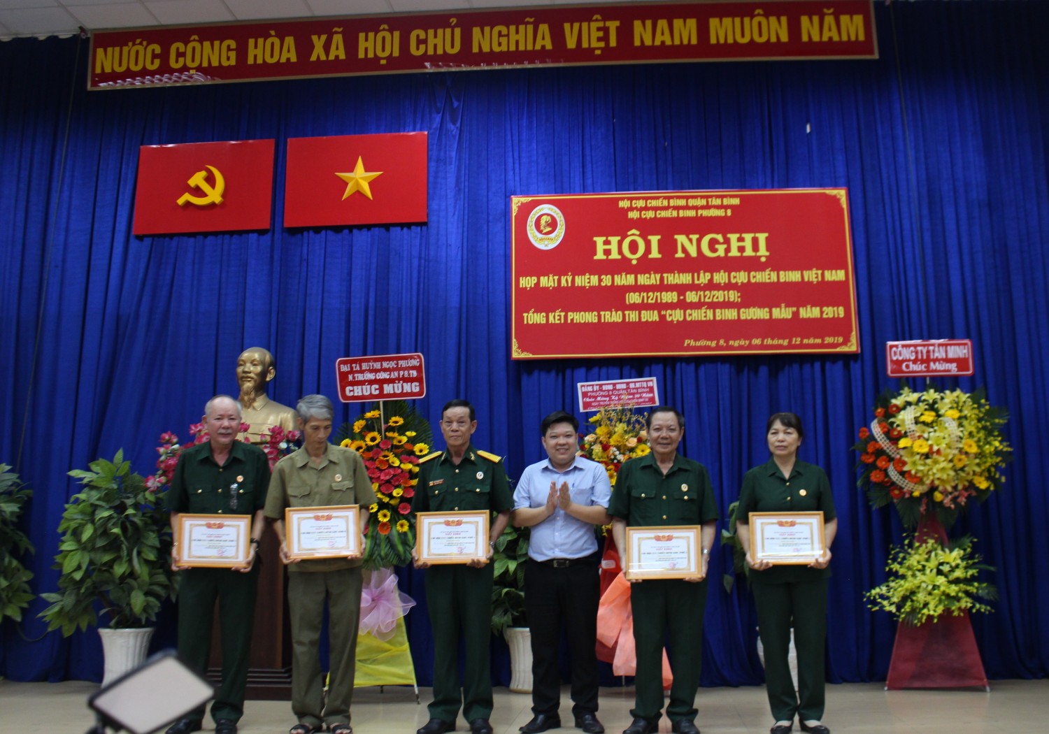 Đồng chí Dương Thế Bình trao giấy khen của UBND phường cho các tập thể HTXSNV