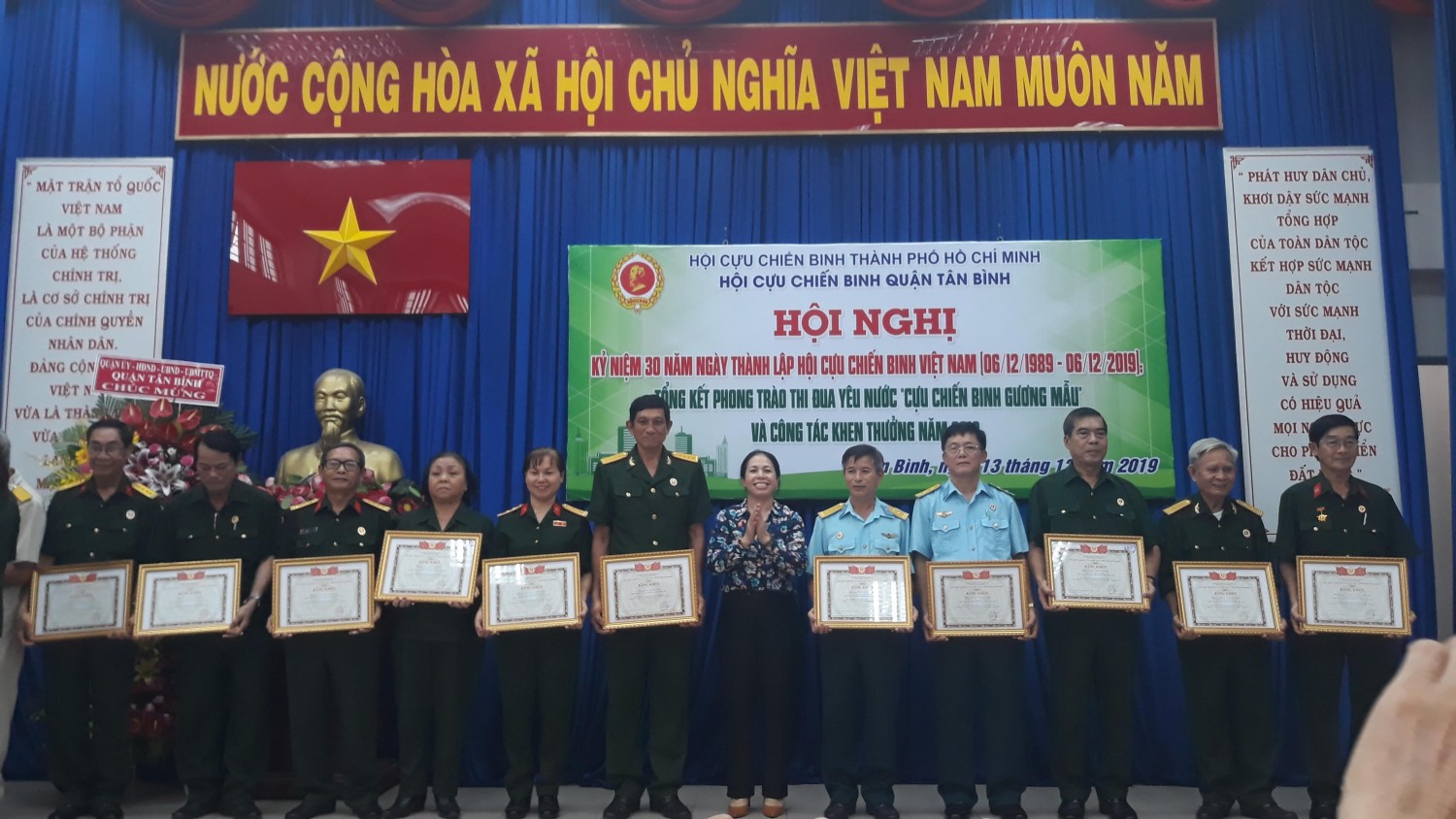 Đồng chí Phạm Thị Út, Phó Bí thư thường trực Quận ủy trao thưởng cho các tập thể