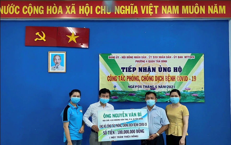 Đại diện Đảng ủy, UBND, UBMTTQ Phường tiếp nhận tiền (04/6/2021)