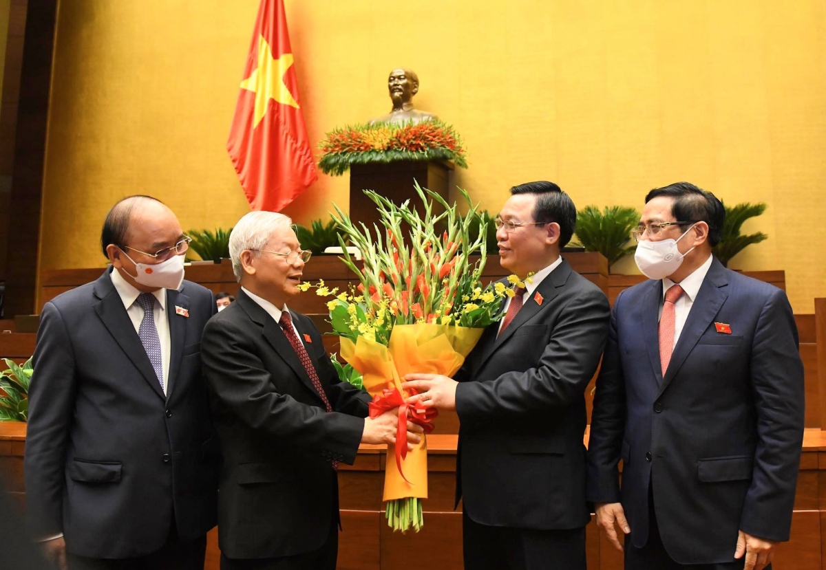 Chủ tịch Quốc hội Vương Đình Huệ tặng hoa Tổng Bí thư sau bài phát biểu khai mạc