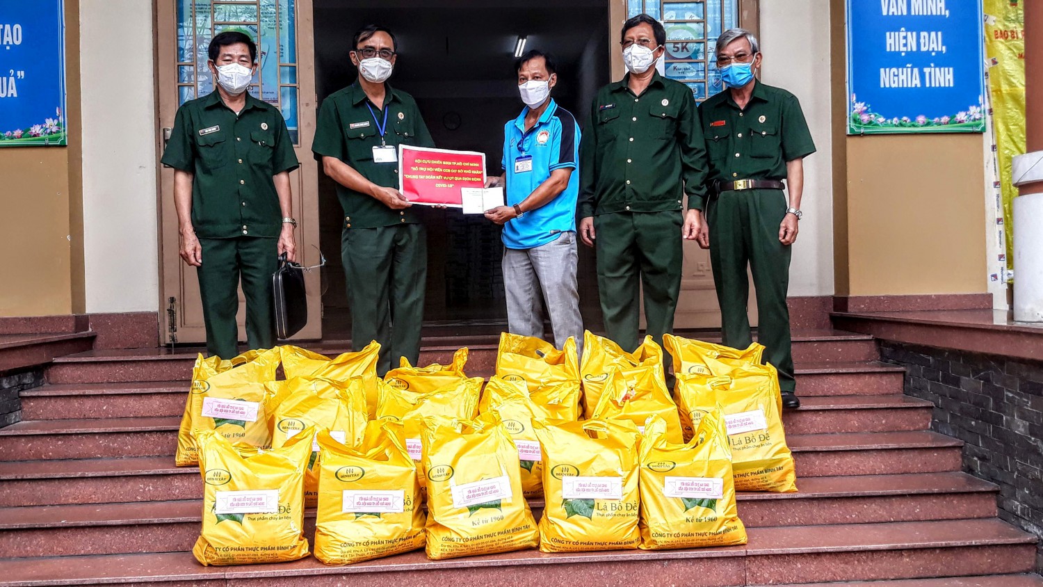 Chủ tịch Hội Cựu chiến binh Thành phố Hồ Chí Minh Nguyễn Minh Hoàng trao quà cho Hội Cựu chiến binh quận Tân Bình