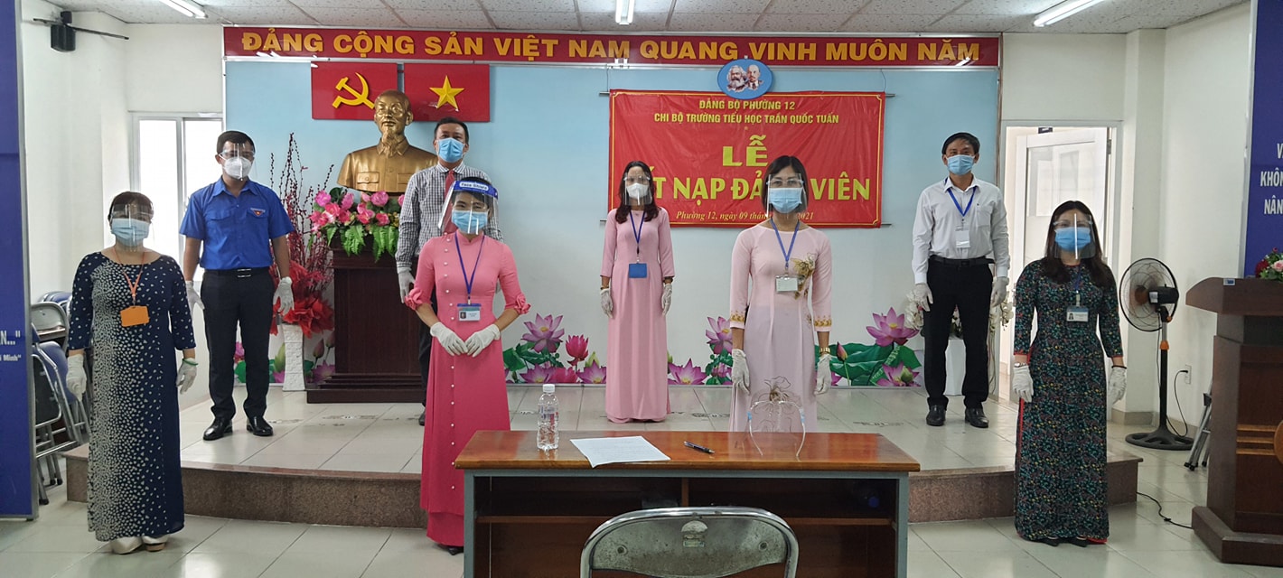 Các đảng viên trẻ mới được kết nạp