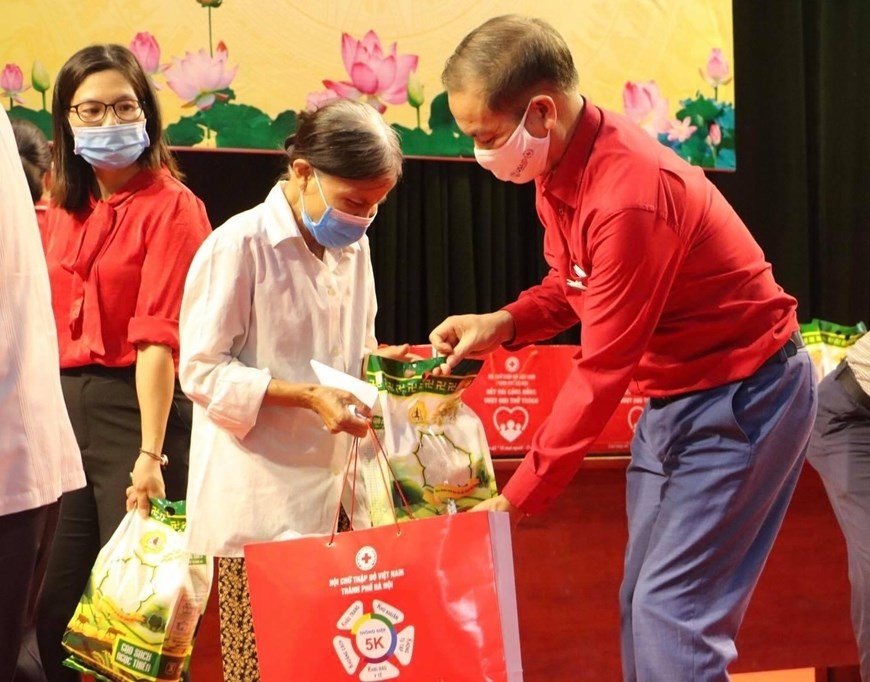 Hội Chữ thập đỏ thành phố Hà Nội trao tặng túi hàng hỗ trợ người dân bị ảnh hưởng bởi dịch Covid-19. Ảnh: qdnd.vn