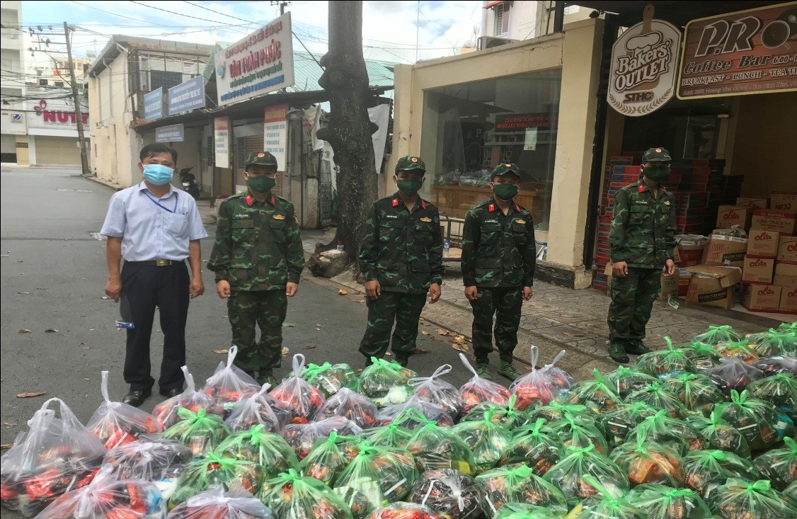 Chuẩn bị đi phát qua cho người dân