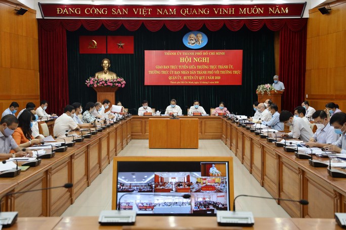 Hội nghị giao ban trực tuyến giữa Thường trực Thành ủy, Thường trực UBND TPHCM với thường trực các quận ủy, huyện ủy