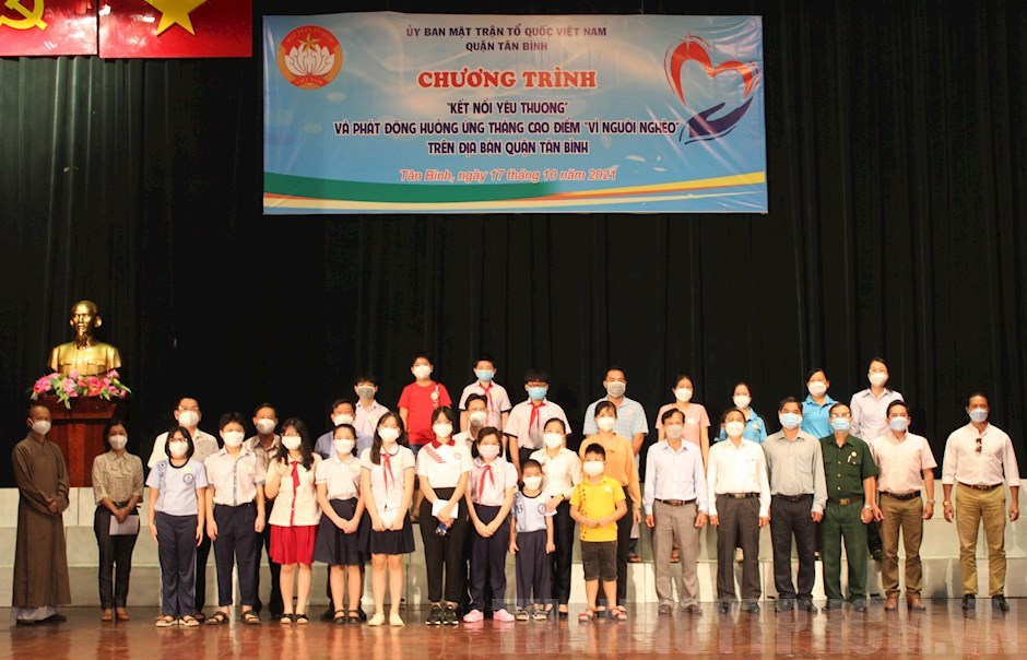 Các đại biểu chụp ảnh lưu niệm với các cháu tại chương trình "Kết nối yêu thương"