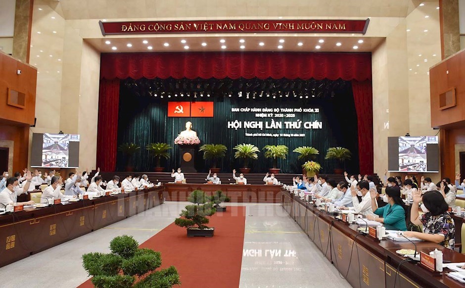 Các đại biểu thông qua Hội nghị