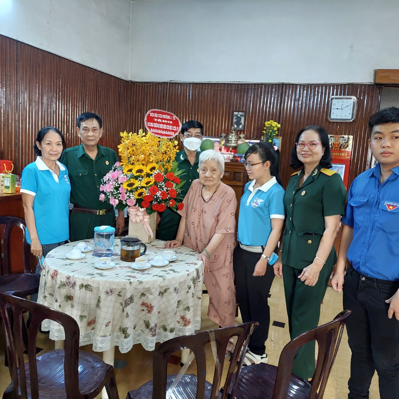 Tặng quà cho hội viên chiến sĩ Điện Biên