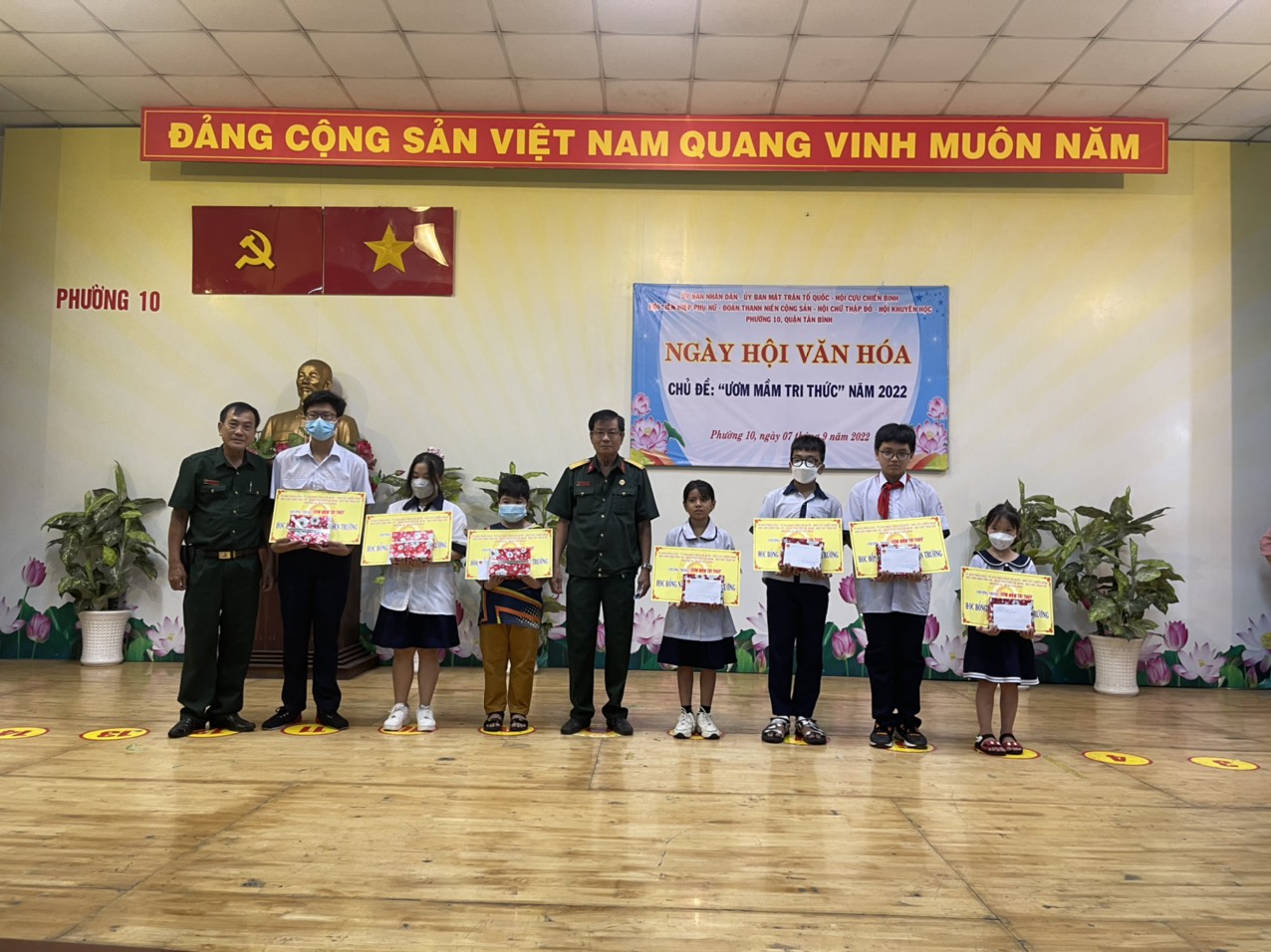 Thường trực Hội CCB phường trao học bổng và quà cho các cháu học sinh.