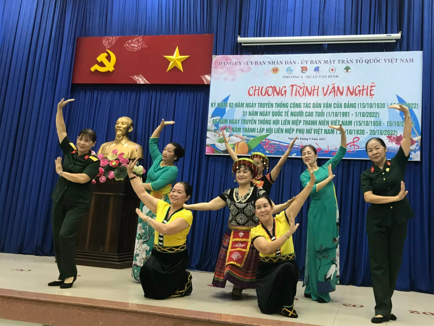 Hát múa ca ngợi tình đoàn kết gắn bó keo sơn giữa quân đội và nhân dân các dân tộc Việt Nam.