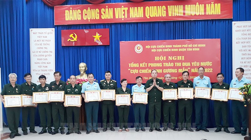Đồng chí Phạm Xuân Điệp trao Bằng khen cho các tập thể