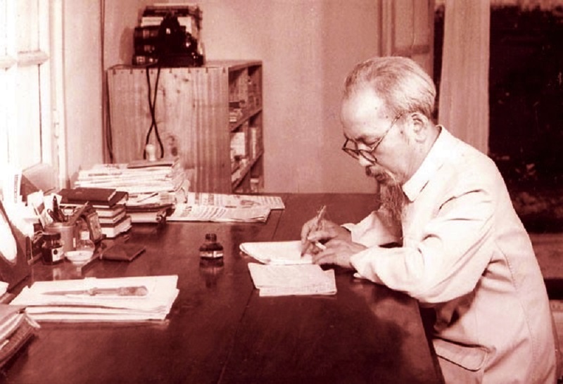 Trong thời đại Hồ Chí Minh, tư tưởng “lấy đức phục người” đã được kế thừa, phát triển lên tầm cao mới