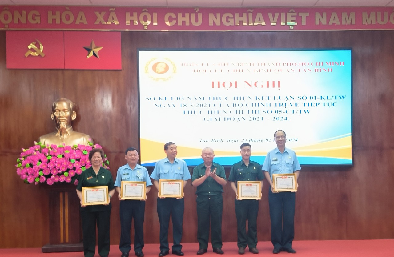 Đồng chí Đinh Văn Ruật, Trưởng Ban Tuyên giáo Thành hội trao giấy khen cho tập thể