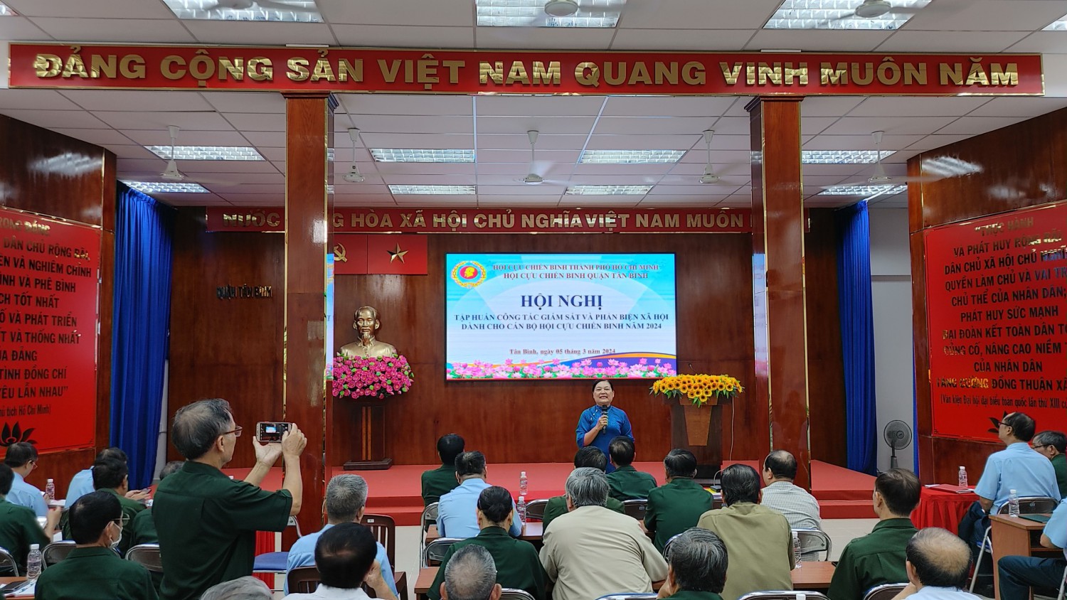 ĐỒng chí Lê Thị Thu Trà, Phó Chủ tịch UBMTTQ quận báo cáo tại hội nghị.