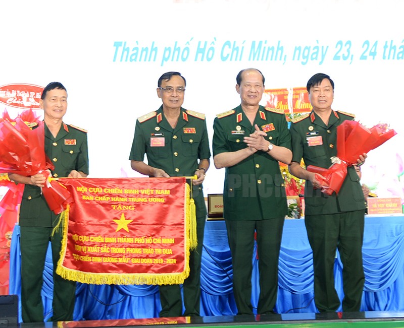 Đồng chí Bế Xuân Trường, Chủ tịch Hội Cựu chiến binh Việt Nam trao Cờ thi đua, giai đoạn 2019-2024 cho Hội Cựu chiên binh TP Hồ Chí Minh