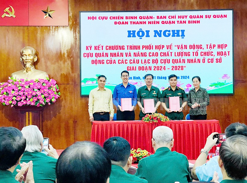 Đồng chí Nguyễn Phú Phước và đồng chí Nguyễn Thị Điệp chứng kiến ký kết