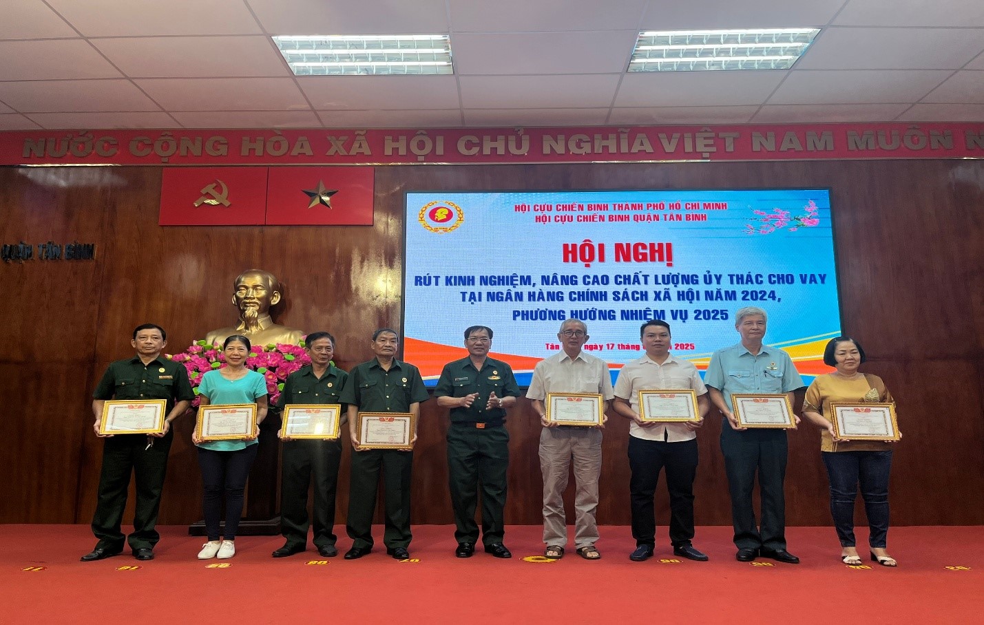 Ông Phạm Văn Tuyến, Chủ tịch Hội CCB quận trao giấy khen cho Tổ TK&VV tiêu biểu